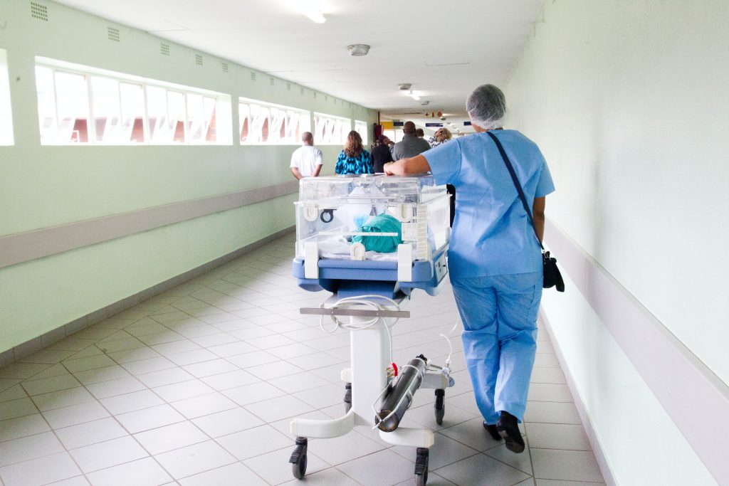 Aide pour les parents de bébés prématurés : se rapprocher du service de néonatologie.