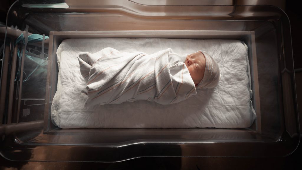 Quels sont les droits de la mère à la suite de l'hospitalisation de son nouveau-né ?