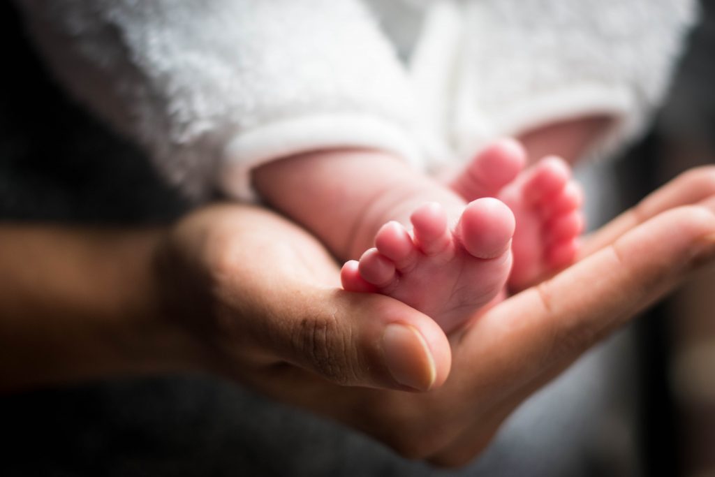 Liste des aides financières pour les parents d'un bébé prématuré.