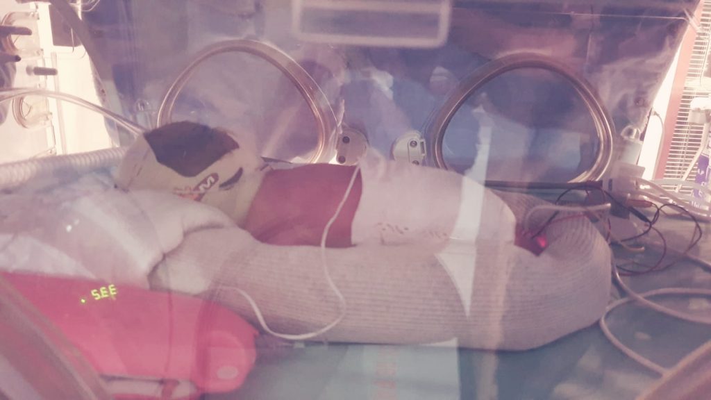 Quel est le but des examens réalisés sur un bébé prématuré à l'hôpital ?