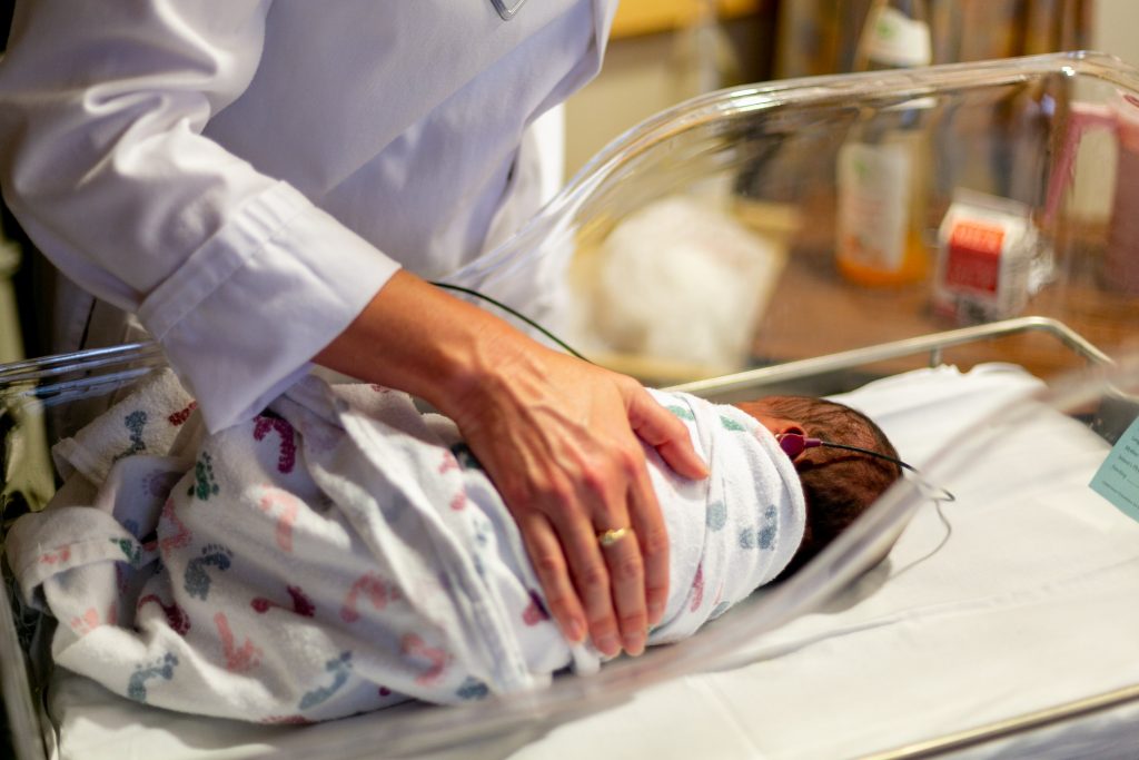 Quels sont les examens suivis par un nouveau-né prématuré dans le service de néonatologie ?