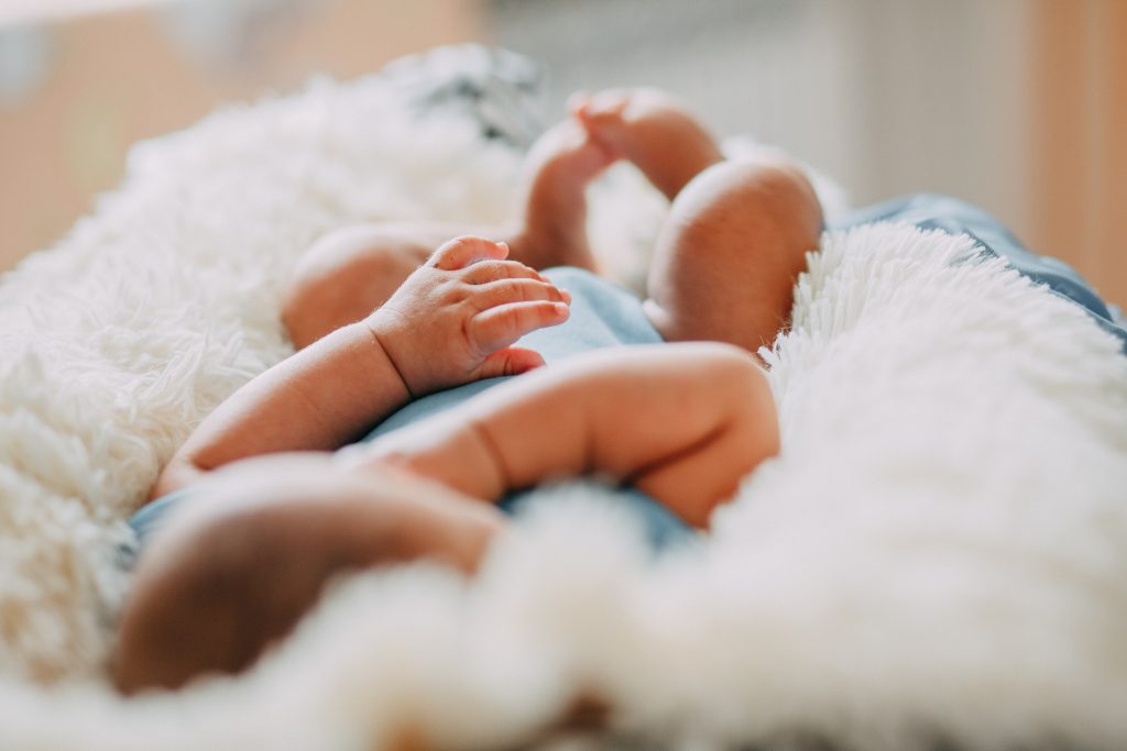 Comment se déroule le suivi médical de son bébé prématuré après le retour à la maison ?