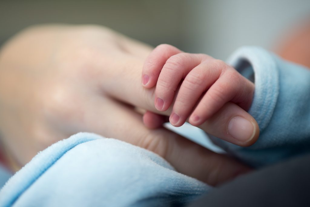Comment communiquer avec son bébé prématuré pendant l'hospitalisation ?