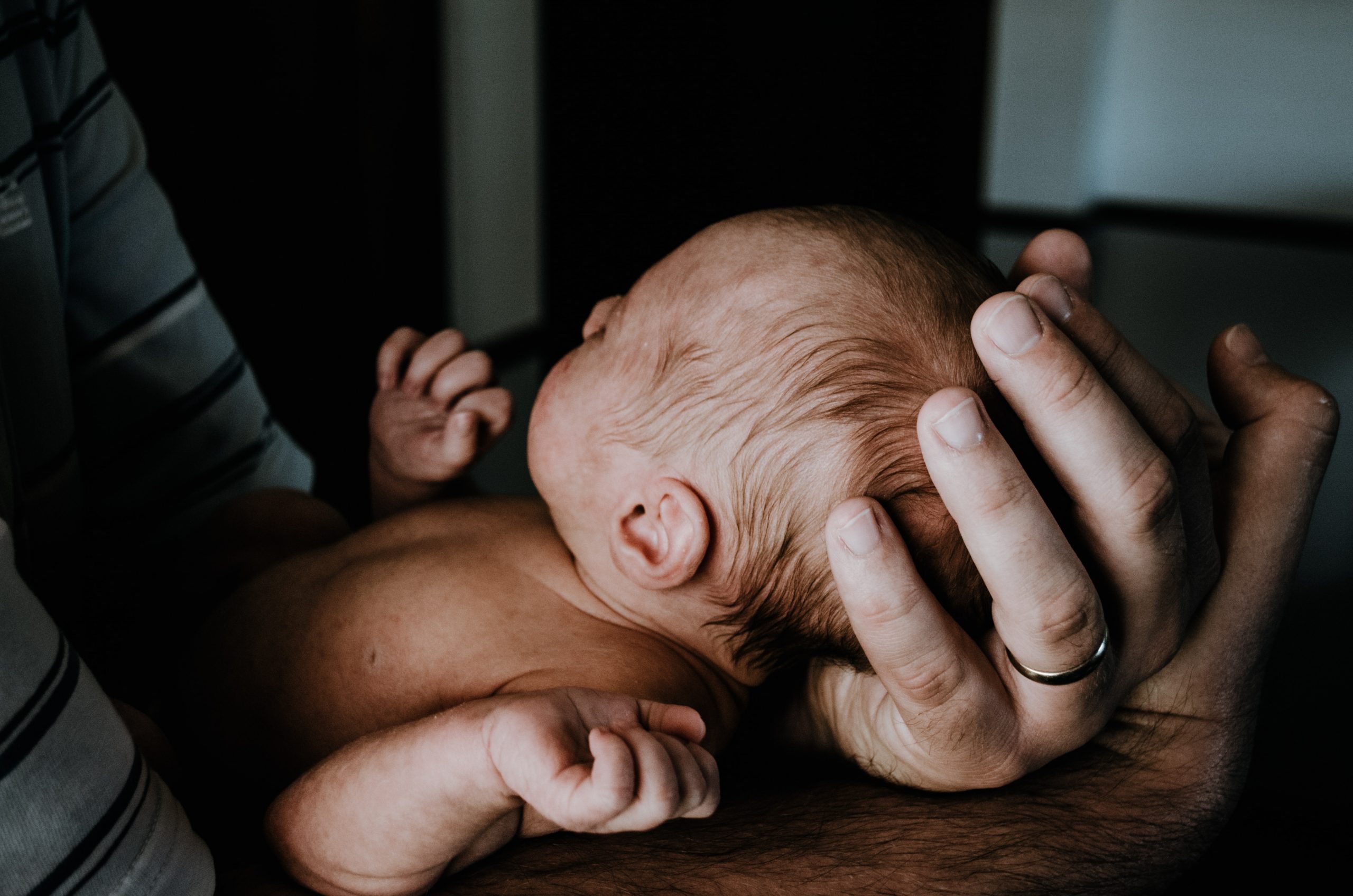 Naissance bébé fille à l'intérieur de l'incubateur à l'hôpital