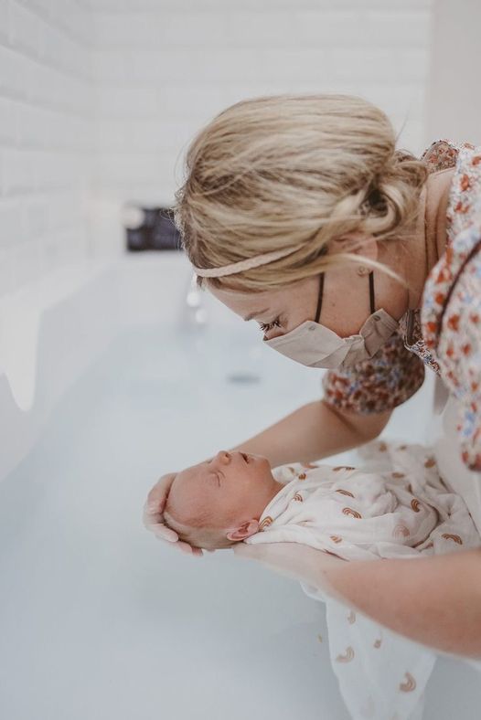 Faut-il donner le bain à bébé tous les jours ? Une puéricultrice