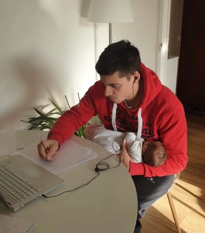 La présence et le soutien du co-parent d’un bébé prématuré.